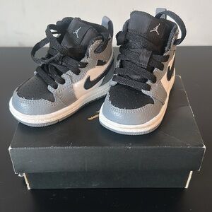 Nike Kids Black and Gray Sneakers